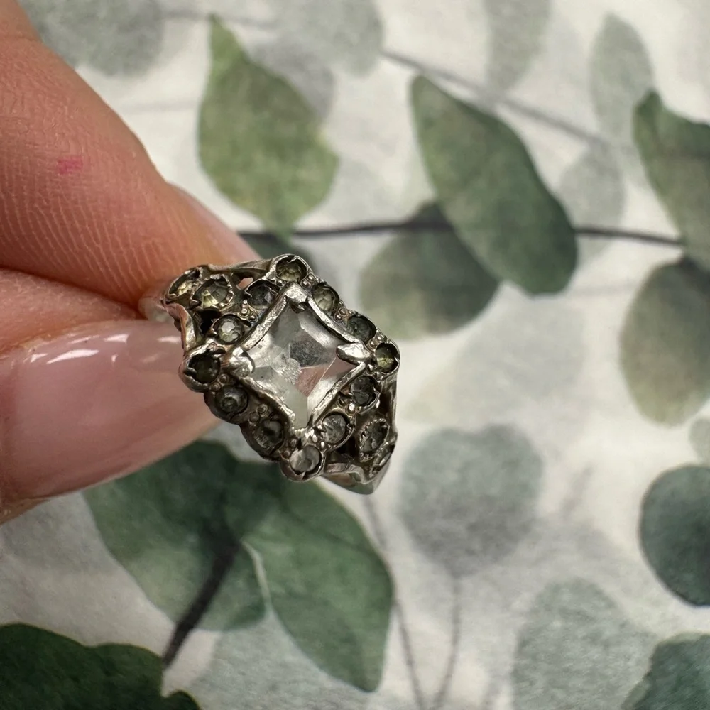 Elegant Antique Sterling Silver Ring with Clear Gemstones Size 6.75 2.3g